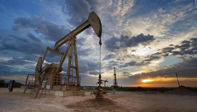 "لوك أويل" تدعم مد خفض إنتاج النفط 