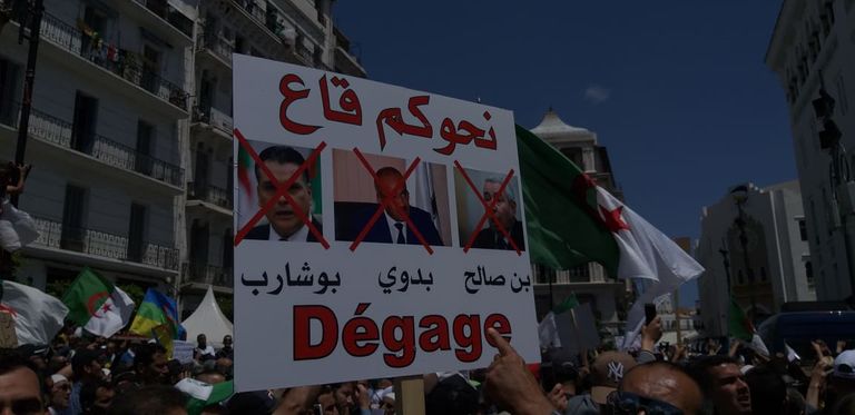 مظاهرات في الجزائر مطالبة برحيل الباءات الثلاث معاذ بوشارب رئيس البرلمان الجزائري - أرشيفية
