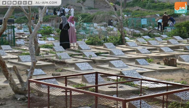 مواطنون يمنيون في مقبرة "الشهداء" بتعز