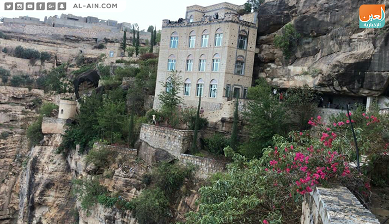 مواطنون يمنيون في مقبرة "الشهداء" بتعز