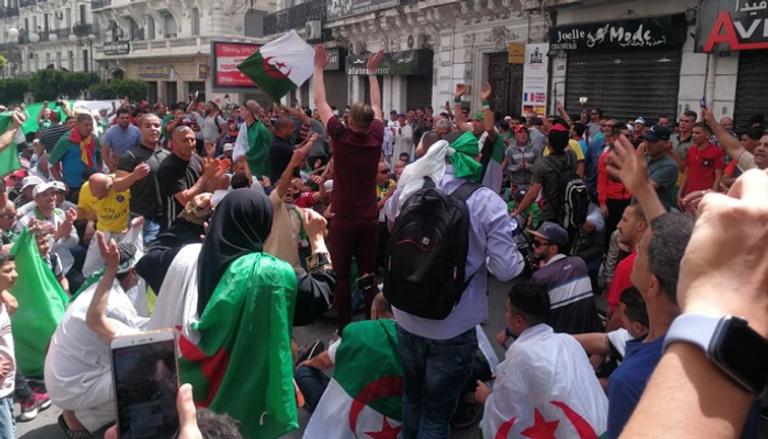 آلاف الجزائريين يحتشدون بالعاصمة في الجمعة الـ16