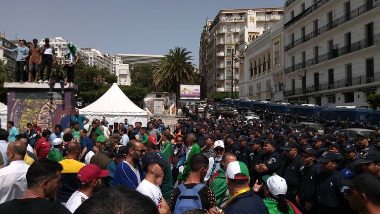احتشاد آلاف الجزائريين في العاصمة رفضاً لتمديد رئاسة بن صالح المؤقتة للجزائر آلاف الجزائريين يحتشدون بالعاصمة في الجمعة الـ16