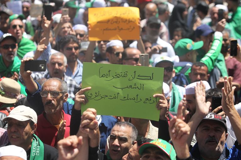 احتشاد آلاف الجزائريين في العاصمة رفضاً لتمديد رئاسة بن صالح المؤقتة للجزائر آلاف الجزائريين يحتشدون بالعاصمة في الجمعة الـ16