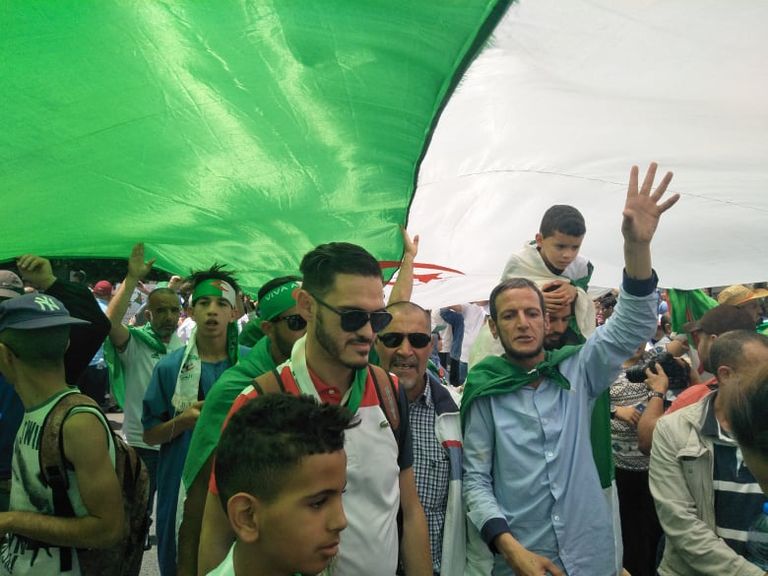 احتشاد آلاف الجزائريين في العاصمة رفضاً لتمديد رئاسة بن صالح المؤقتة للجزائر آلاف الجزائريين يحتشدون بالعاصمة في الجمعة الـ16