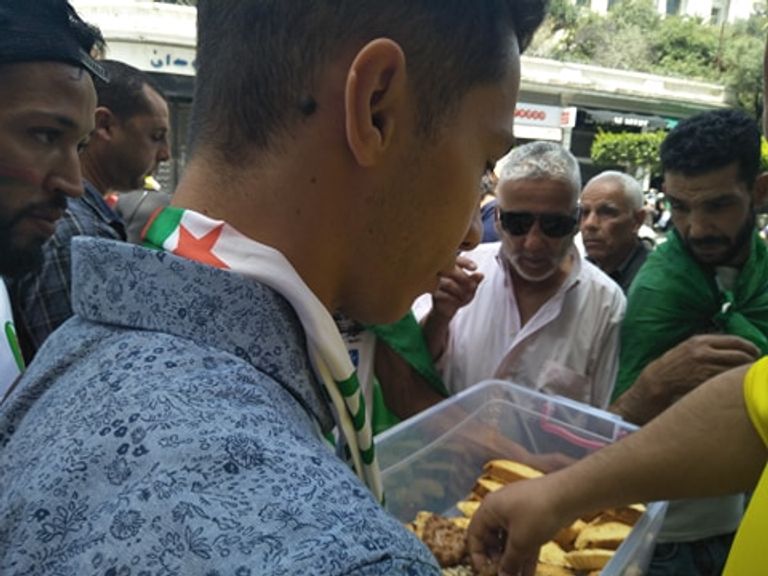 احتشاد آلاف الجزائريين في العاصمة رفضاً لتمديد رئاسة بن صالح المؤقتة للجزائر آلاف الجزائريين يحتشدون بالعاصمة في الجمعة الـ16