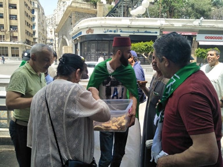 احتشاد آلاف الجزائريين في العاصمة رفضاً لتمديد رئاسة بن صالح المؤقتة للجزائر آلاف الجزائريين يحتشدون بالعاصمة في الجمعة الـ16