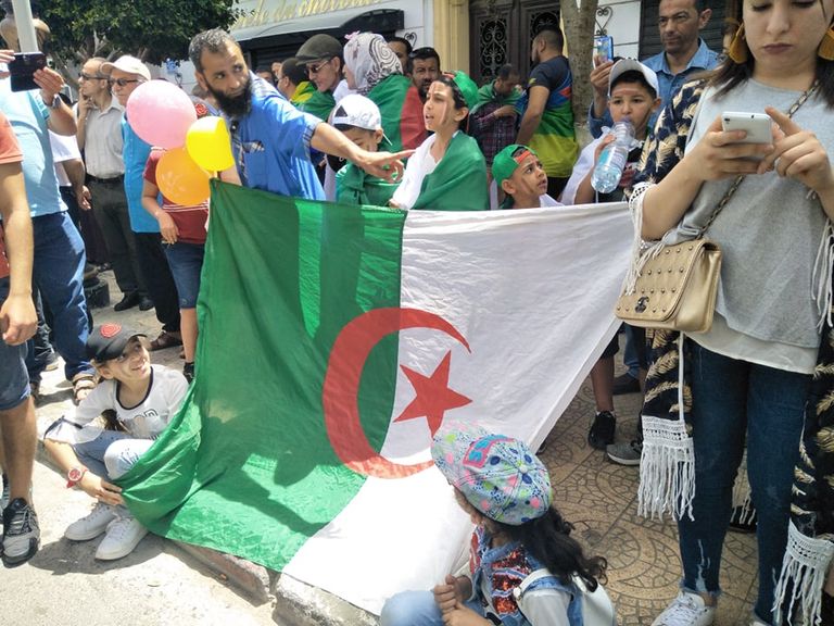 احتشاد آلاف الجزائريين في العاصمة رفضاً لتمديد رئاسة بن صالح المؤقتة للجزائر آلاف الجزائريين يحتشدون بالعاصمة في الجمعة الـ16