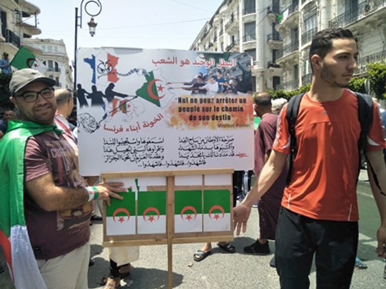 احتشاد آلاف الجزائريين في العاصمة رفضاً لتمديد رئاسة بن صالح المؤقتة للجزائر آلاف الجزائريين يحتشدون بالعاصمة في الجمعة الـ16