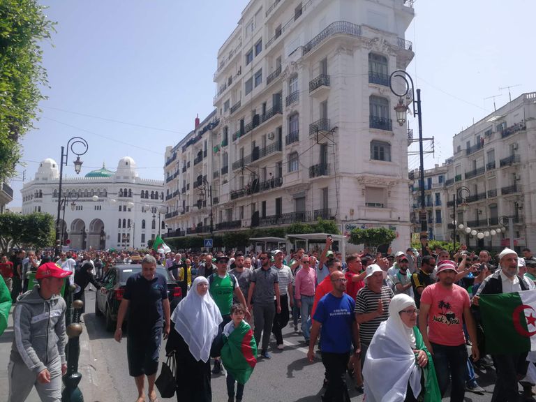 احتشاد آلاف الجزائريين في العاصمة رفضاً لتمديد رئاسة بن صالح المؤقتة للجزائر آلاف الجزائريين يحتشدون بالعاصمة في الجمعة الـ16