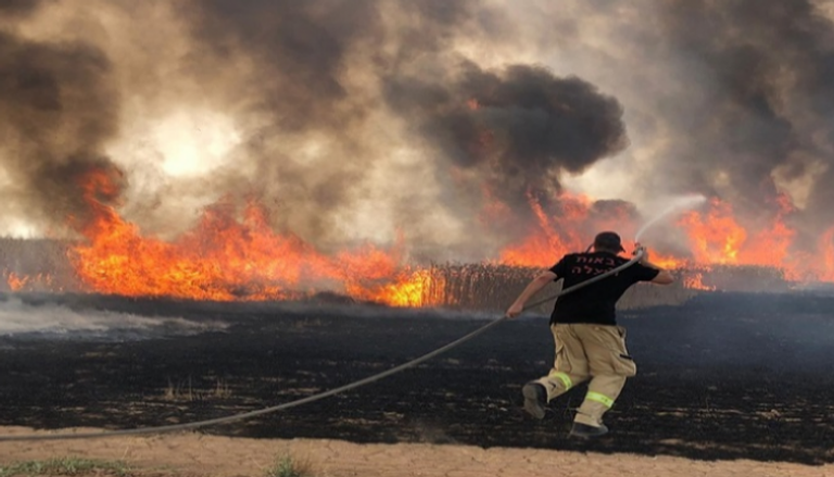محاولات إسرائيلية لإخماد النيران الناجمة عن ارتفاع الحرارة
