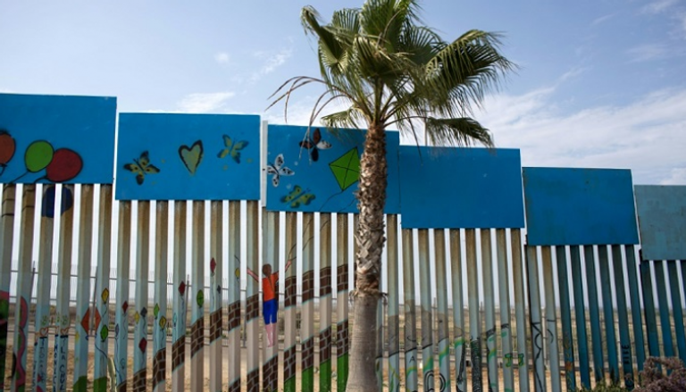 جزء من الجدار المزين على الجانب المكسيكي من الحدود الجنوبية لأمريكا