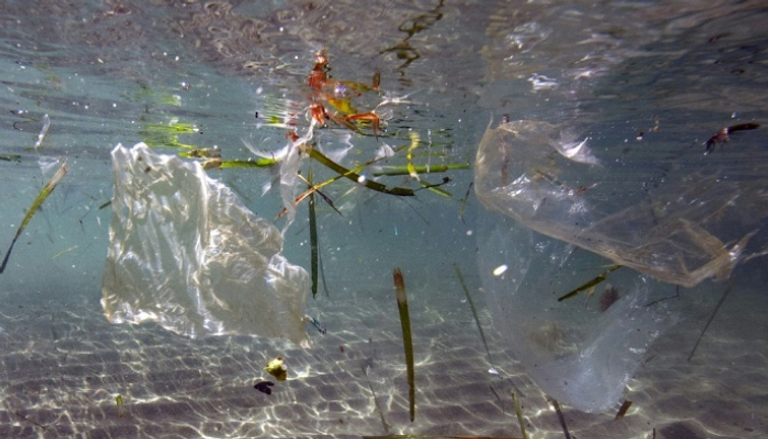 نفايات بلاستيكية بمياه المتوسط في بحر مرسيليا