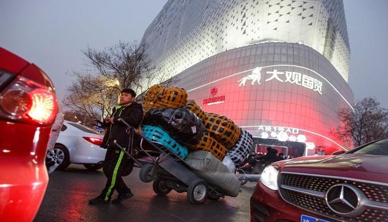 بائع متجول بالقرب من سوق الجملة بمدينة تشنغتشو الصينية - رويترز