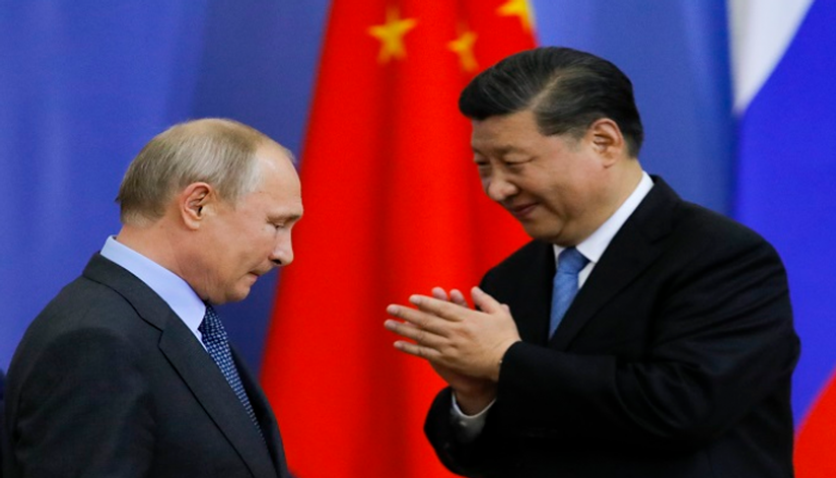 لقاء الرئيسين الروسي والصيني على على هامش منتدى سان بطرسبرج - أ ف ب