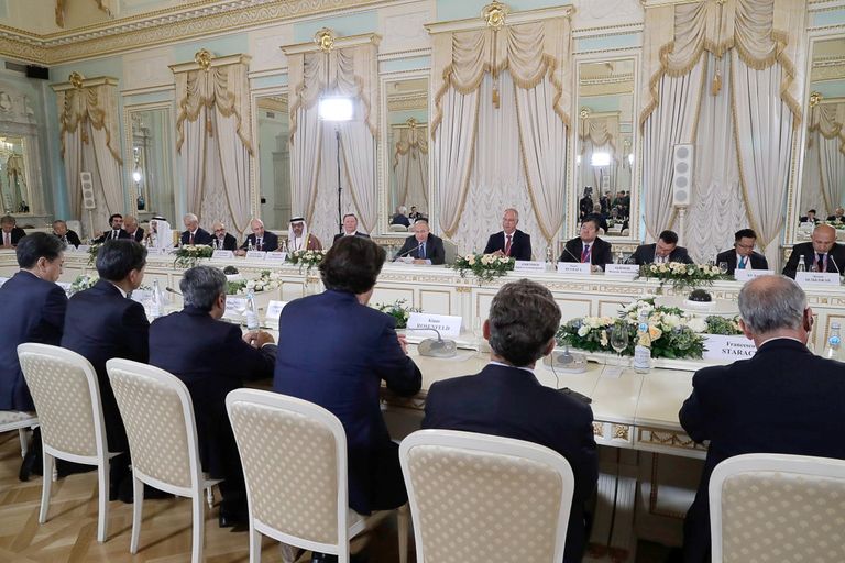 الشيخ حامد بن زايد آل نهيان يحضر جلسات المنتدى