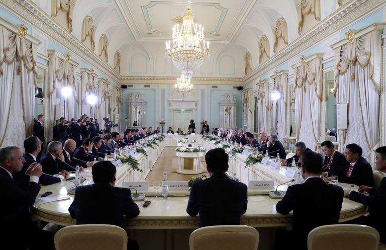 الشيخ حامد بن زايد آل نهيان يحضر جلسات المنتدى