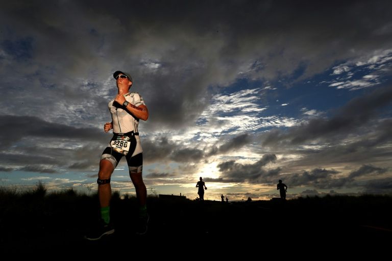 مشارك في مسابقة الترياتلون "أيرون مان" بهاواي 