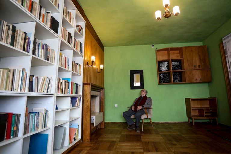 الروائي الألباني إسماعيل قادري