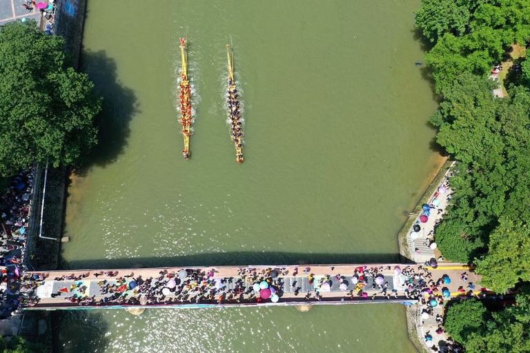 انطلاق سباق قوارب التنين السنوي في هونج كونج