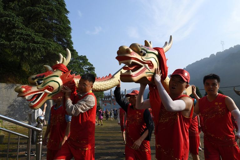 انطلاق سباق قوارب التنين السنوي في هونج كونج