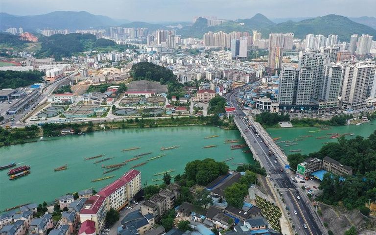 انطلاق سباق قوارب التنين السنوي في هونج كونج