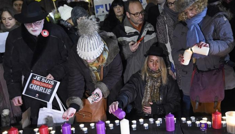 فرنسيون يوقدون الشموع في ذكرى ضحايا اعتداءات باريس
