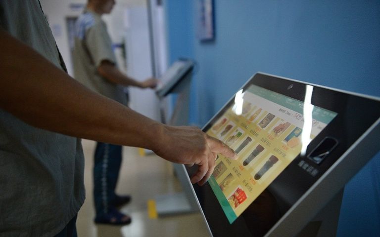 الصين تطلق منصات للتسوق عبر الإنترنت داخل السجون