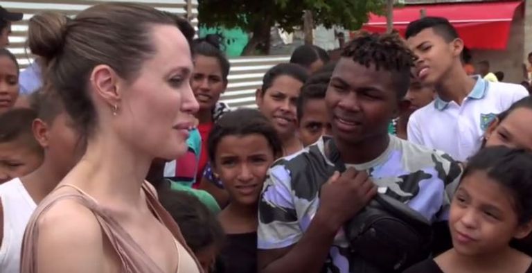 أنجلينا جولي تزور لاجئين على حدود فنزويلا