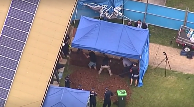 عناصر الشرطة تباشر عمليات الحفر