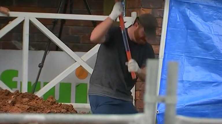 عناصر الشرطة تباشر عمليات الحفر