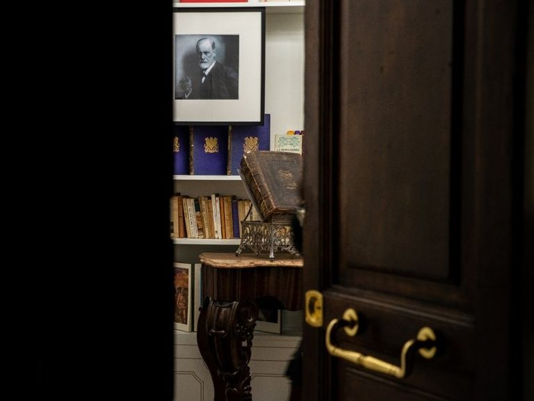 المكتبة الفندق في نابولي