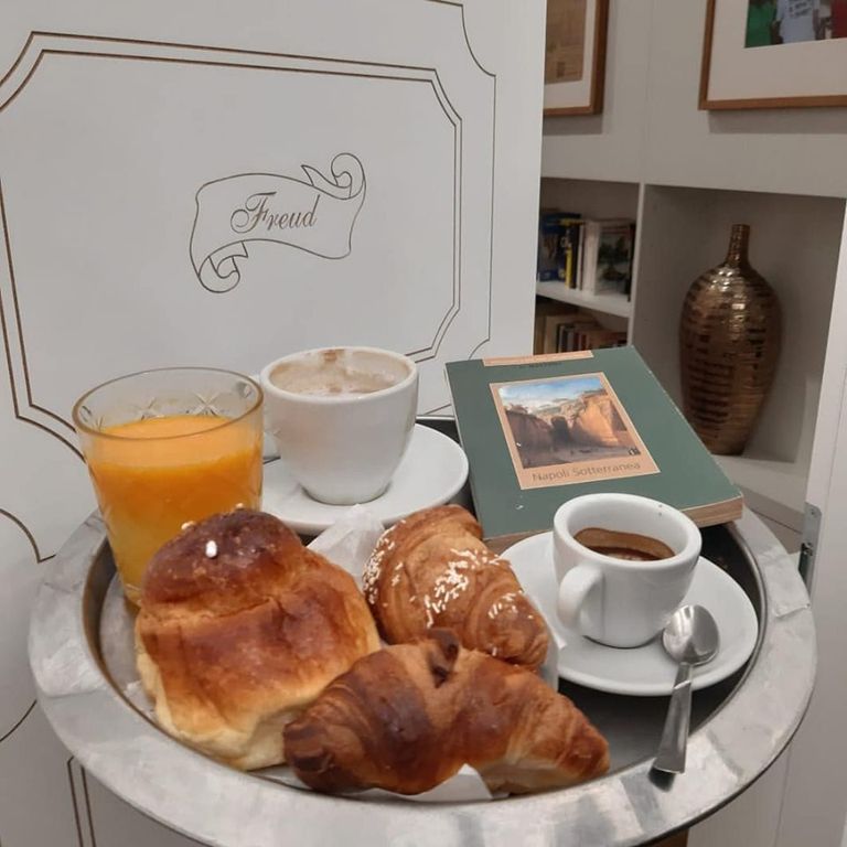 المكتبة الفندق في نابولي