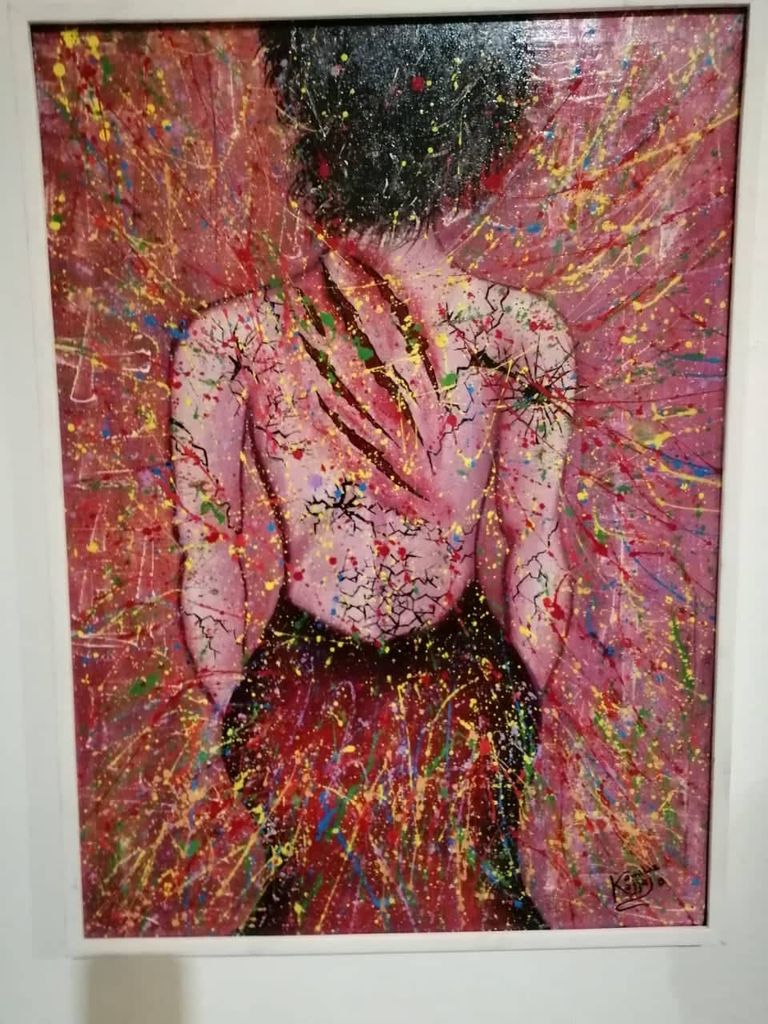 كاميليا قجاج بجانب إحدى لوحاتها