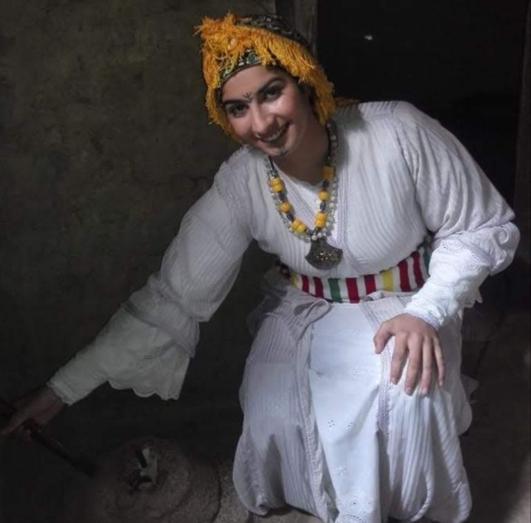 كاميليا قجاج بجانب إحدى لوحاتها