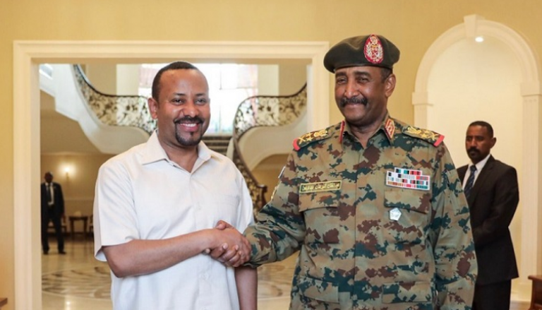 الفريق عبدالفتاح البرهان يستقبل رئيس وزراء إثيوبيا 