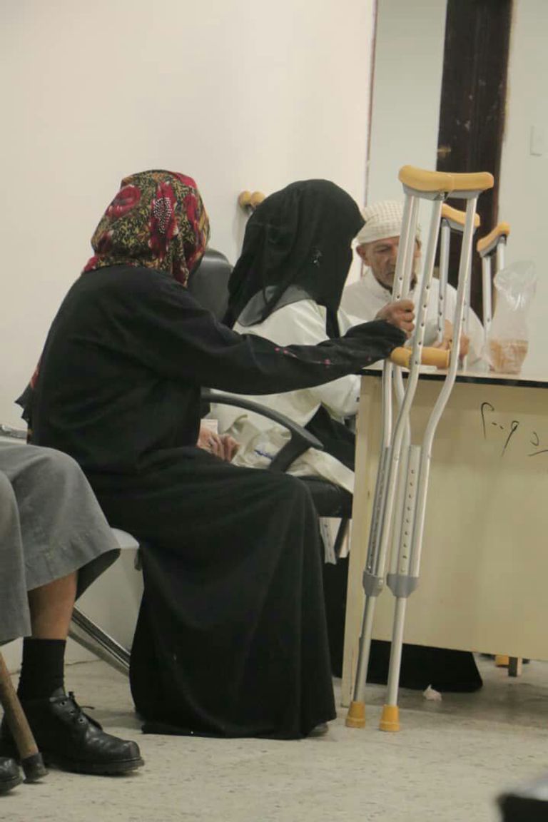 أحد الأطفال مبتورو الأطراف إثر الألغام الحوثية في تعز