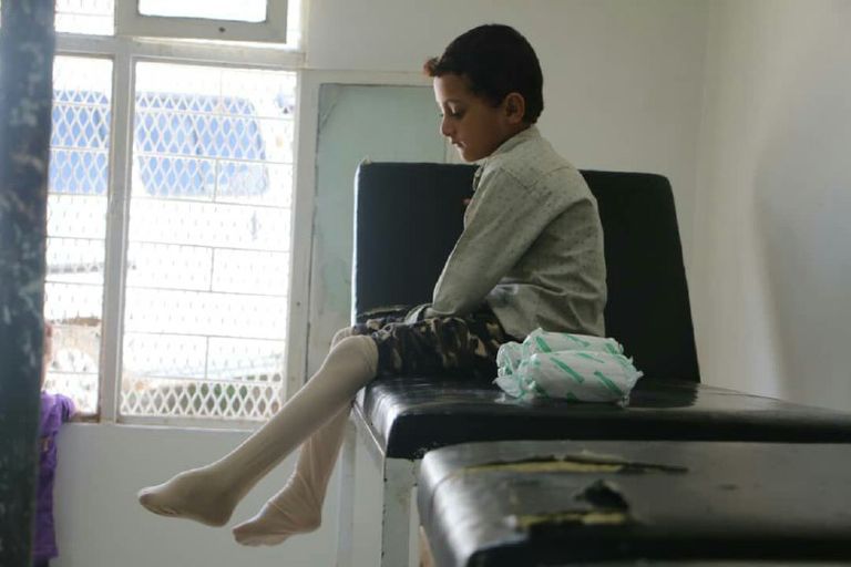 أحد الأطفال مبتورو الأطراف إثر الألغام الحوثية في تعز