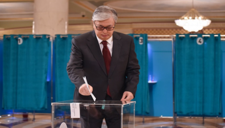 قاسم جومار توكاييف يدلي بصوته في الانتخابات
