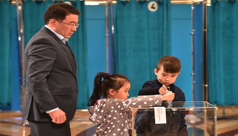 قاسم جومار توكاييف يدلي بصوته في الانتخابات