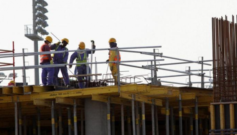 العمال يعانون ظروفا معيشية مزرية في قطر