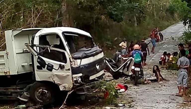 13 قتيلا في انقلاب شاحنة على طريق جبلي في الفلبين