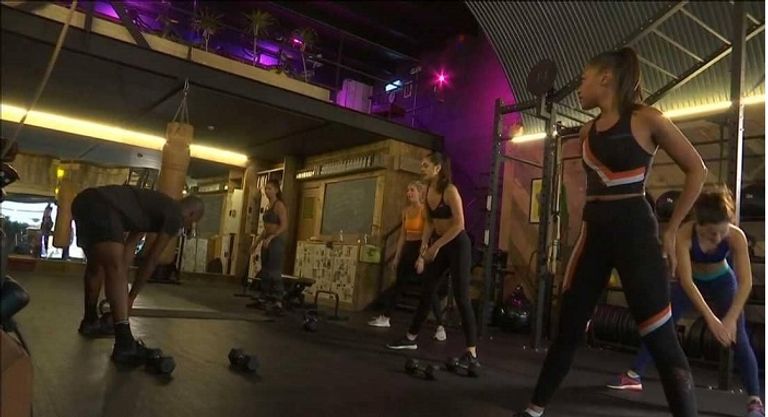 طلبة الكلية الملكية للفنون في لندن يبتكرون أزياء صديقة للبيئة