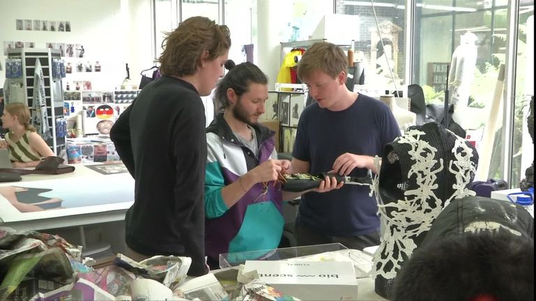 طلبة الكلية الملكية للفنون في لندن يبتكرون أزياء صديقة للبيئة