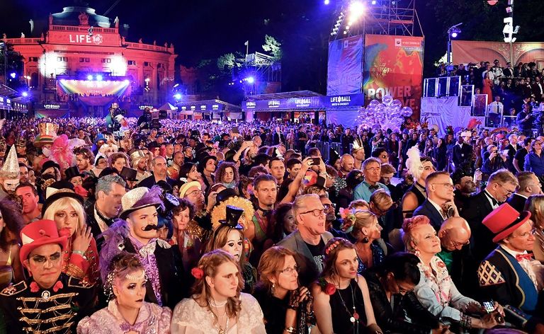 فيينا تودع حفلا راقصا يجمع تبرعات لمواجهة الإيدز