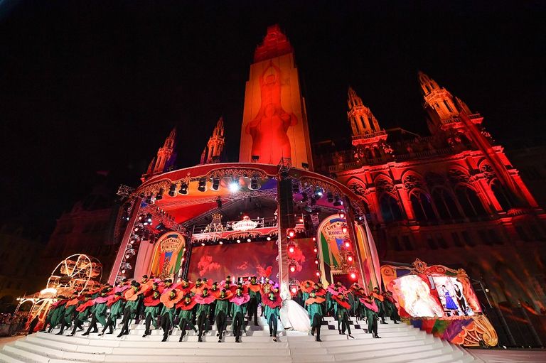 فيينا تودع حفلا راقصا يجمع تبرعات لمواجهة الإيدز