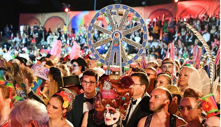 فيينا تودع حفلا راقصا يجمع تبرعات لمواجهة الإيدز