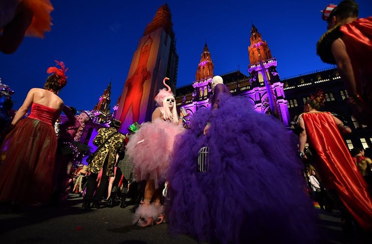 فيينا تودع حفلا راقصا يجمع تبرعات لمواجهة الإيدز