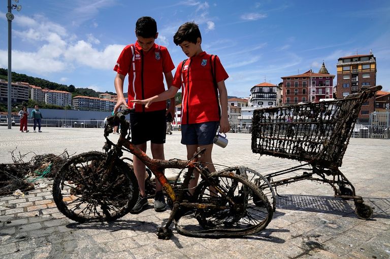 مجموعة من المشاركين في تنظيف ساحل شمال إسبانيا من النفايات والبلاستيك