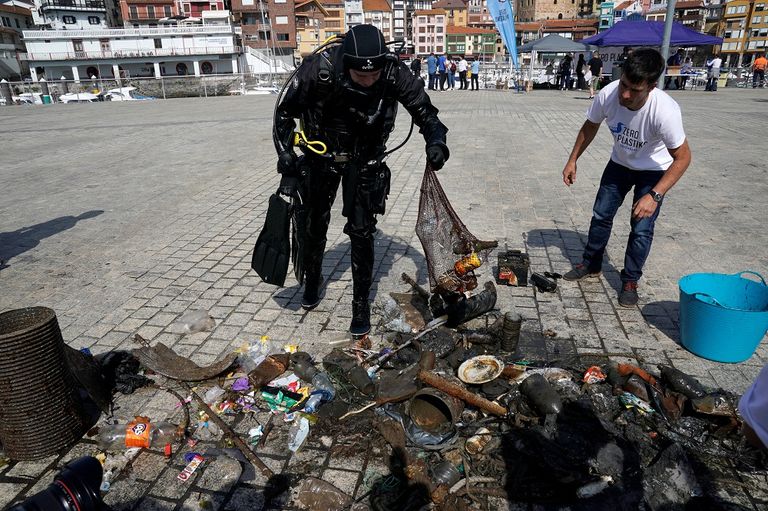 مجموعة من المشاركين في تنظيف ساحل شمال إسبانيا من النفايات والبلاستيك