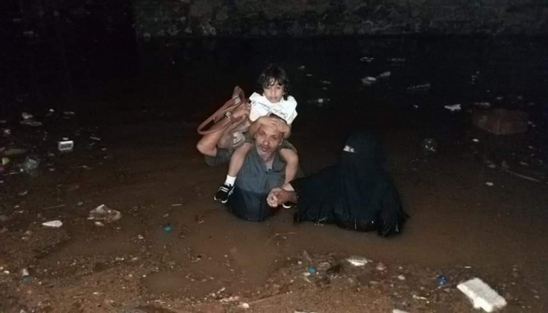 أسرة عالقة وسط السيول في أحد شوارع عدن